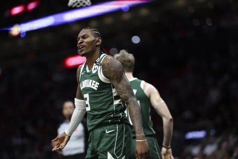 Pemain Bucks Giannis Antetokounmpo melakukan dunk saat melawan Heat di lanjutan NBA 2024/2025 (AFP)