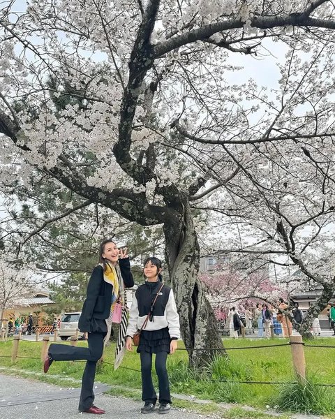 Ayu Ting Ting Berburu Sakura di Jepang (Sumber: IG/@ayutingting92)
