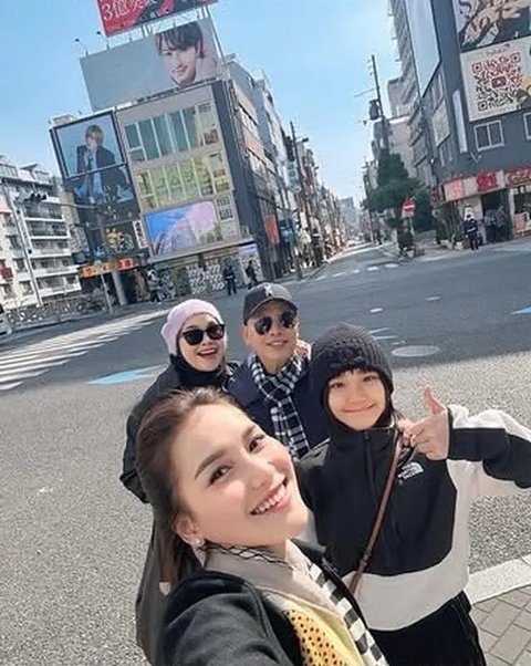 Ayu Ting Ting Berburu Sakura di Jepang (Sumber: IG/@ayutingting92)