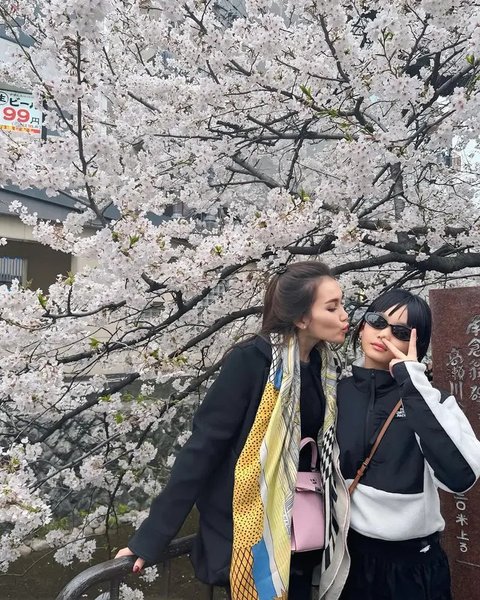 Ayu Ting Ting Berburu Sakura di Jepang (Sumber: IG/@ayutingting92)