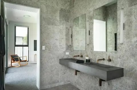 Wastafel Kamar Mandi Modern yang Estetis dengan Sentuhan Mewah Model Single Sink dengan Kabinet Dinding (Foto: crosswater.co.uk)