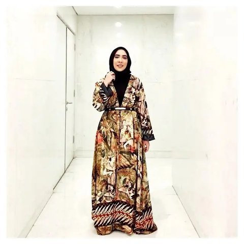 Inspirasi Model Atasan Batik Wanita untuk Tampilan Santai dan Elegan, Wajib Dimiliki di 2025 (source: blibli)