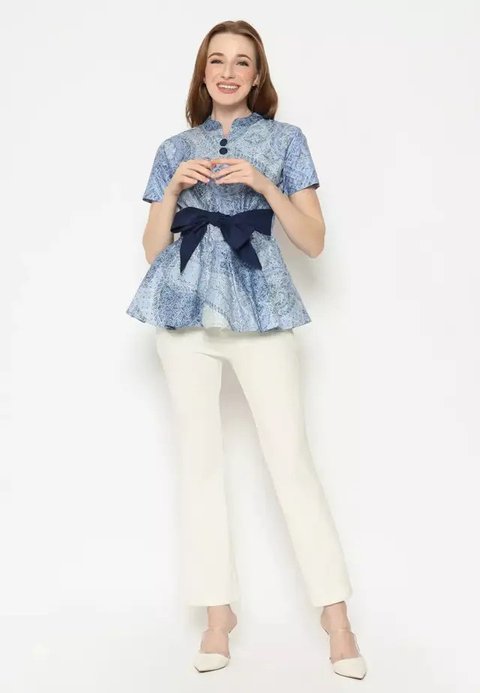 Inspirasi Model Atasan Batik Wanita untuk Tampilan Santai dan Elegan, Wajib Dimiliki di 2025 (source: blibli)