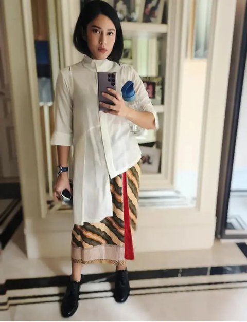 Inspirasi Model Atasan Batik Wanita untuk Tampilan Santai dan Elegan, Wajib Dimiliki di 2025 (source: blibli)