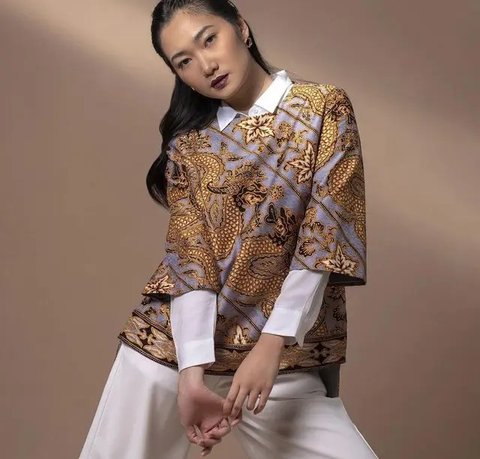 Inspirasi Model Atasan Batik Wanita untuk Tampilan Santai dan Elegan, Wajib Dimiliki di 2025 (source: blibli)