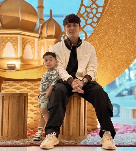 4 Potret Rizky Billar dan Levian Sang Putra Berpose Kembar Super Menggemaskan, Banjir Pujian