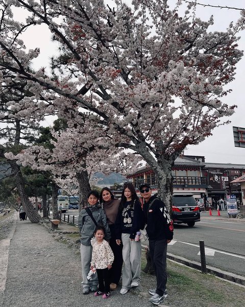 Potret Bahagia Wendy Cagur Liburan ke Jepang, Ajak Anak Istri ke Kyoto