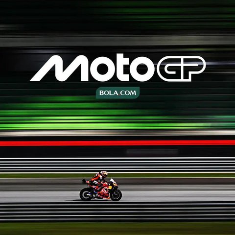 Pembalap Ducati Lenovo, Francesco Bagnaia (tengah) berfoto bersama dengan anggota timnya setelah menjuarai Grand Prix MotoGP Qatar di Sirkuit Internasional Lusail, Doha, 10 Maret 2024. (KARIM