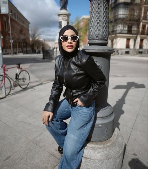 6 Potret Aurel Hermansyah Tampil Edgy Saat Liburan di Madrid, Tampil Bold dan Chic ala Hijabers Modern