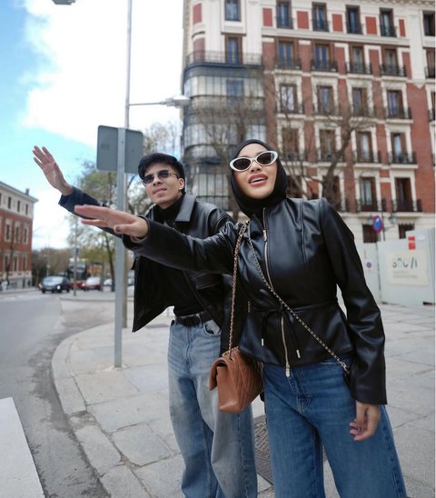 6 Potret Aurel Hermansyah Tampil Edgy Saat Liburan di Madrid, Tampil Bold dan Chic ala Hijabers Modern