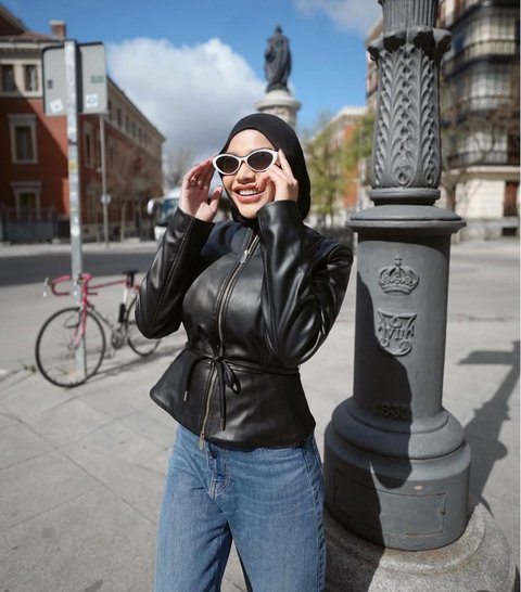 6 Potret Aurel Hermansyah Tampil Edgy Saat Liburan di Madrid, Tampil Bold dan Chic ala Hijabers Modern