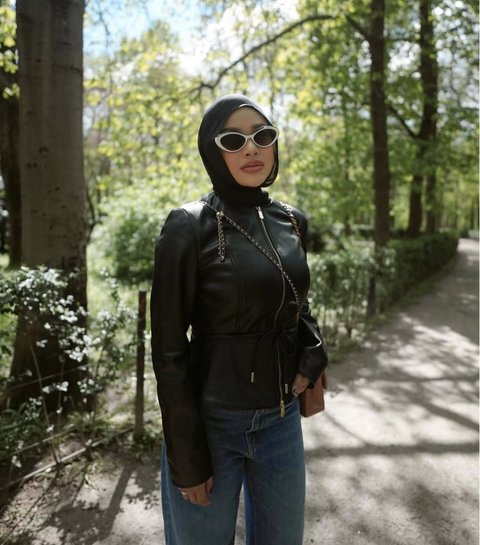 6 Potret Aurel Hermansyah Tampil Edgy Saat Liburan di Madrid, Tampil Bold dan Chic ala Hijabers Modern