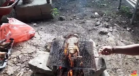 Nasi Bebek Goreng Madura dengan Bumbu Hitam. (Foto: YouTube Devina Hermawan)