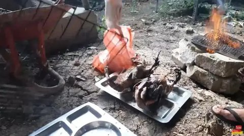 Nasi Bebek Goreng Madura dengan Bumbu Hitam. (Foto: YouTube Devina Hermawan)
