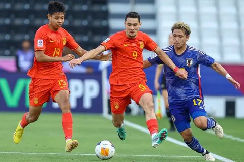 Pemain Timnas Indonesia, Shayne Pattynama (kanan) berebut bola dengan pemain China, Behram Abduweli saat laga lanjutan putaran ketiga Grup C Kualifikasi Piala Dunia 2026 di Qingdao Youth Stad
