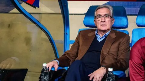 Pemain Timnas Indonesia, Shayne Pattynama (kanan) berebut bola dengan pemain China, Behram Abduweli saat laga lanjutan putaran ketiga Grup C Kualifikasi Piala Dunia 2026 di Qingdao Youth Stad