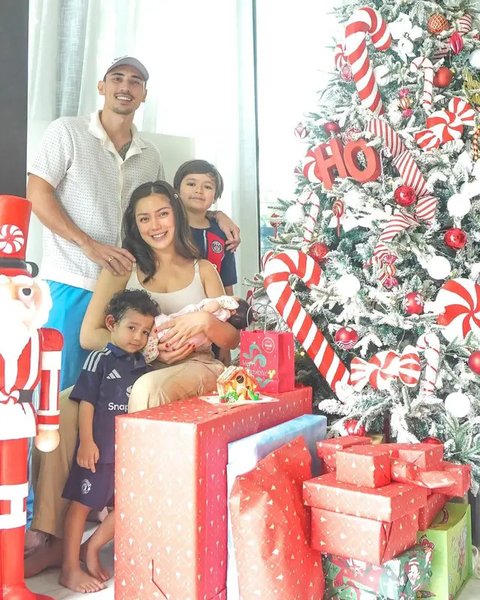 Jessica Iskandar memancarkan pesona klasik dengan kebaya brokat putih (credit: instagram/inijedar)