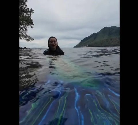 Pakai Kostum Duyung, Gubernur Sherly Tjoanda Unjuk Skill Menyelam dan Keindahan Pantai Maluku Utara. foto: TiiikTok @sherlytjoanda