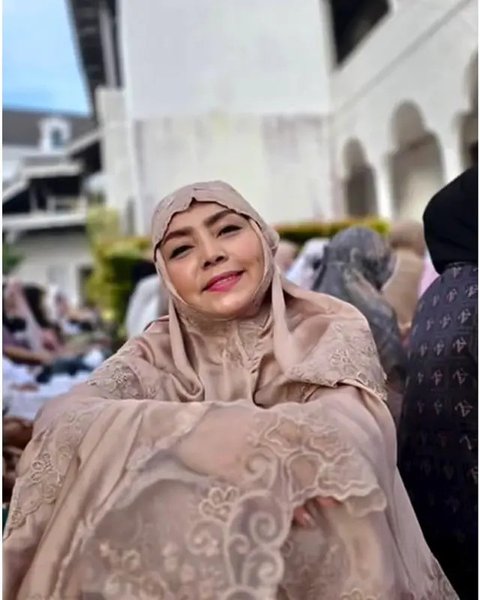 Momen Lebaran 2025 Mayangsari bersama keluarga besar. (sumber: Instagram/mayangsari_official)