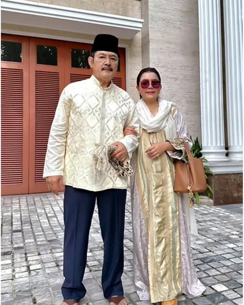 Momen Lebaran 2025 Mayangsari bersama keluarga besar. (sumber: Instagram/mayangsari_official)
