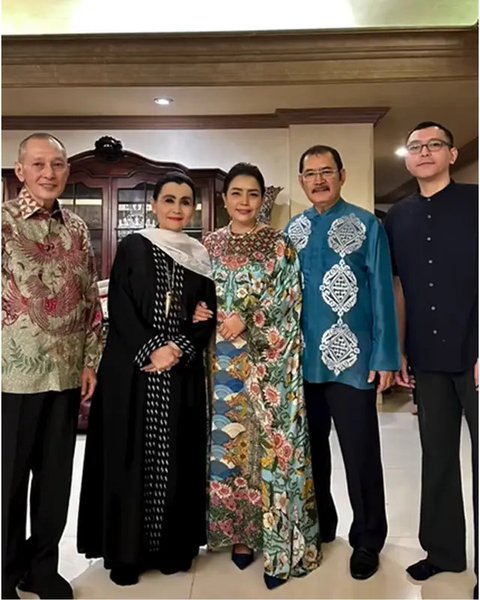Momen Lebaran 2025 Mayangsari bersama keluarga besar. (sumber: Instagram/mayangsari_official)