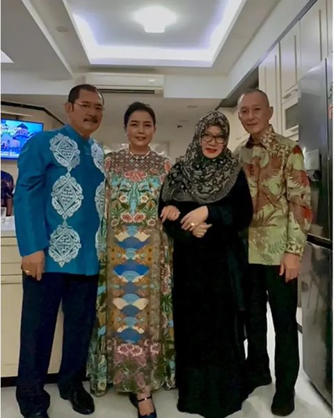 Momen Lebaran 2025 Mayangsari bersama keluarga besar. (sumber: Instagram/mayangsari_official)