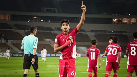 Selebrasi pemain Timnas Indoensia U-17, Evandra Florasta usai mencetak gol melalui penalti saat menghadapi Timnas India U-17 di Stadion Kapten I Wayan Dipta pada Minggu (25/8/2024) (Bola.com/