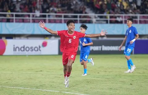 Selebrasi pemain Timnas Indoensia U-17, Evandra Florasta usai mencetak gol melalui penalti saat menghadapi Timnas India U-17 di Stadion Kapten I Wayan Dipta pada Minggu (25/8/2024) (Bola.com/