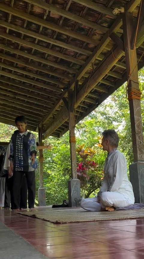 6 Potret Eross Candra Bagikan Momen Sungkeman, Bikin Ngakak Sambil Salto Pecicilan