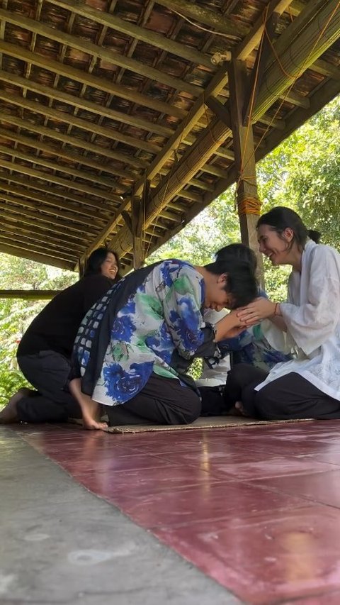 6 Potret Eross Candra Bagikan Momen Sungkeman, Bikin Ngakak Sambil Salto Pecicilan