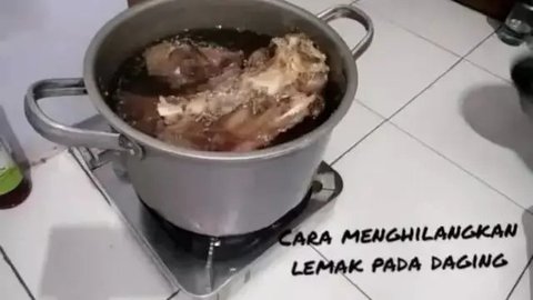 Langkah merebus daging agar empuk dan rendah kolesterol (Image by wedding umizien on Youtube)