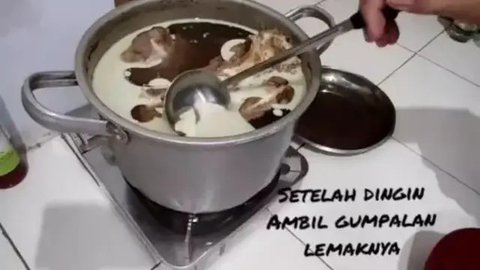 Keberadaan gumpalan lemak dalam rebusan daging perlu dihilangkan (Image by wedding umizien on Youtube)