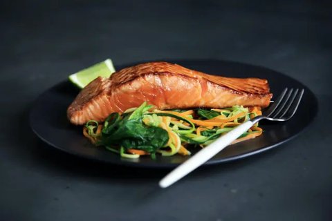 Salmon panggang untuk menu diet kolesterol (Image by CA Creative on Unsplah)