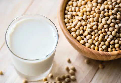 Buat susu dan kacang almond untuk mengompres mata panda. (Foto: pixabay.com)