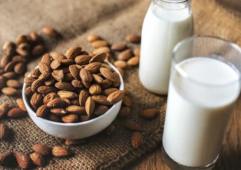 Buat susu dan kacang almond untuk mengompres mata panda. (Foto: pixabay.com)