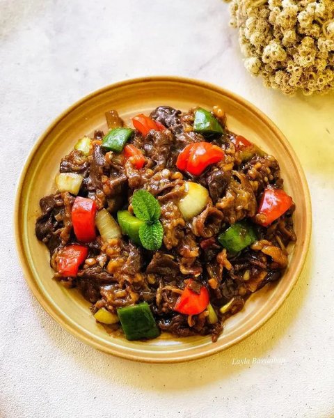 Ilustrasi sop daging sapi. (Liputan6.com/IG/sarongsarie)