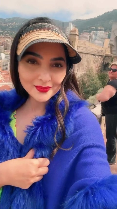 4 Potret Cantik Ashanty Liburan ke Monte Carlo, Chill Pakai Dress Kuning dengan Anggun