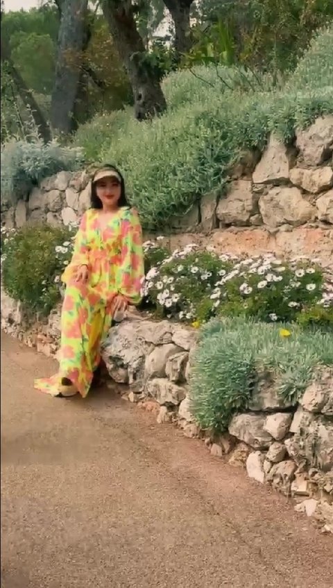 4 Potret Cantik Ashanty Liburan ke Monte Carlo, Chill Pakai Dress Kuning dengan Anggun