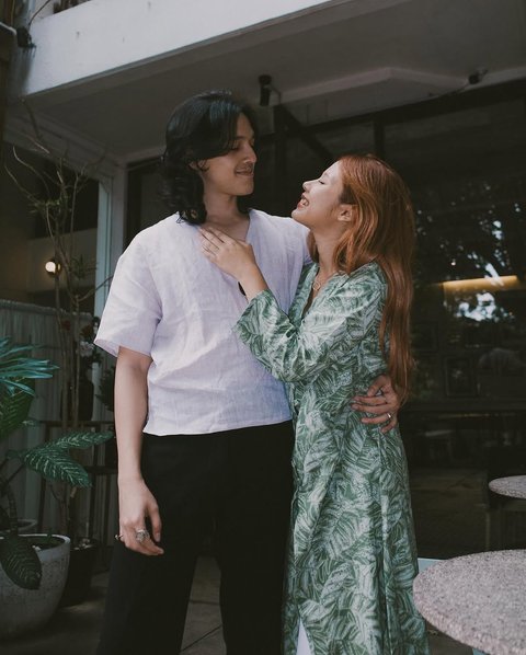 Tampil Serasi dengan Outfit Couple, Intip Gaya Kompak Vidi, Sheila dan Nadin, Faishal