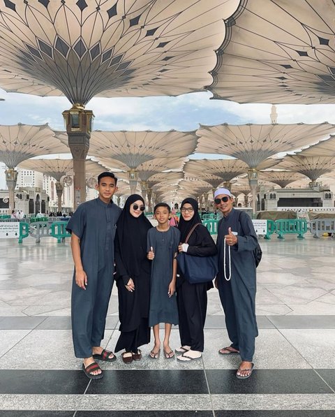 7 Potret Pemain Timnas Indonesia Rizky Ridho Umrah Bareng Keluarga ke Tanah Suci, Kompak Pakai Baju Senada di Setiap Momen