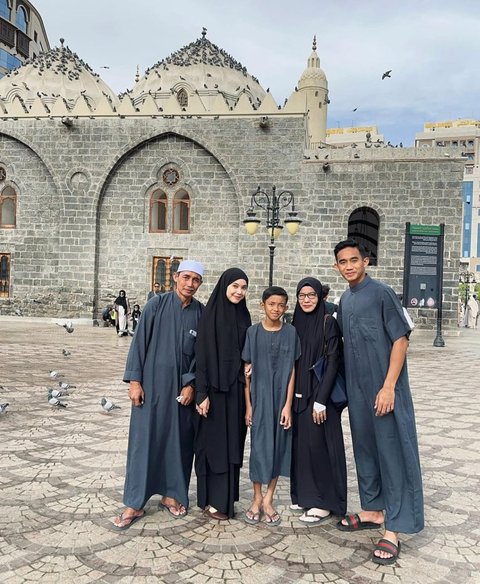 7 Potret Pemain Timnas Indonesia Rizky Ridho Umrah Bareng Keluarga ke Tanah Suci, Kompak Pakai Baju Senada di Setiap Momen