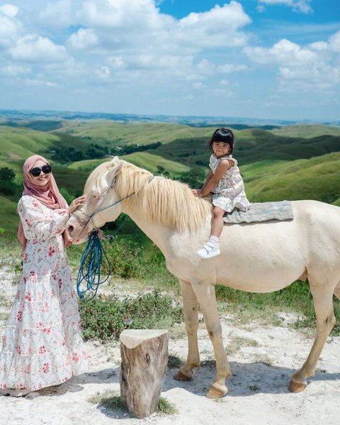 Potret Liburan Ria Ricis dan Moana di Sumba, Mulai Naik Kuda hingga Main Kano di Sungai