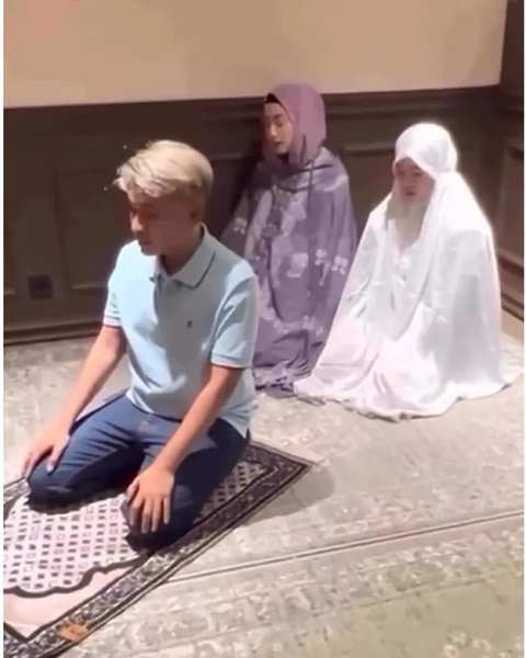 6 Potret Ruben Onsu Imami Salat Desy Ratnasari dan Anaknya Usai Bukber Puasa Syawal Viral di Media Sosial