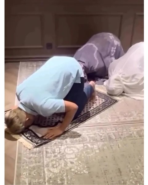 6 Potret Ruben Onsu Imami Salat Desy Ratnasari dan Anaknya Usai Bukber Puasa Syawal Viral di Media Sosial