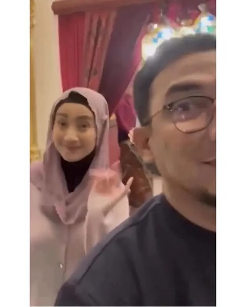 6 Potret Ruben Onsu Imami Salat Desy Ratnasari dan Anaknya Usai Bukber Puasa Syawal Viral di Media Sosial