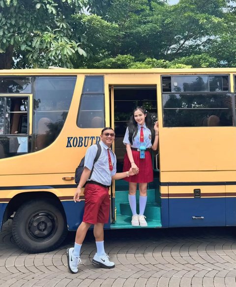 7 Potret Kocak Denny Caknan dan Bella Bonita Kompak Pakai Seragam Merah Putih Ala Anak SD Foto di Depan Bus Kobutri