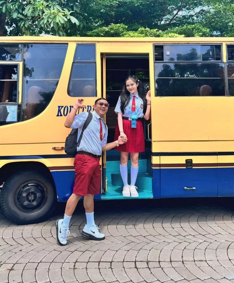 7 Potret Kocak Denny Caknan dan Bella Bonita Kompak Pakai Seragam Merah Putih Ala Anak SD Foto di Depan Bus Kobutri