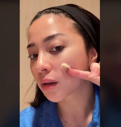 Gaya Liburan Nikita Willy di Danau Como, Tetap Stylish Sambil Momong Si Kecil