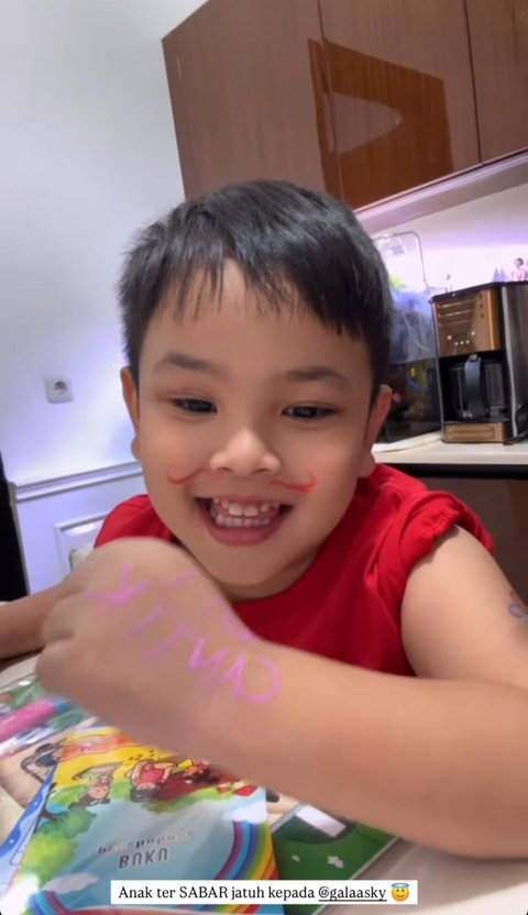 5 Momen Lucu Gala Sky Diisengin Fuji Sampai Tangan dan Wajahnya Penuh Coretan, Interaksi Menggemaskan