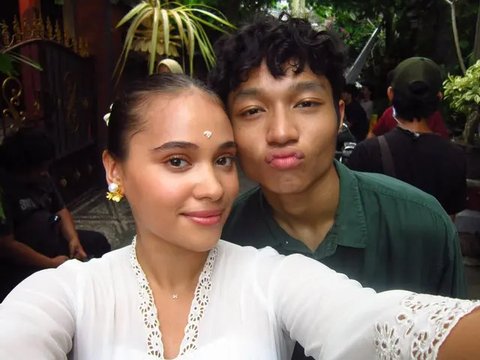 Potret Mesra Keisha Alvaro dan Aurora Ribero Pemain Film 'Komang', Terlibat Cinlok?